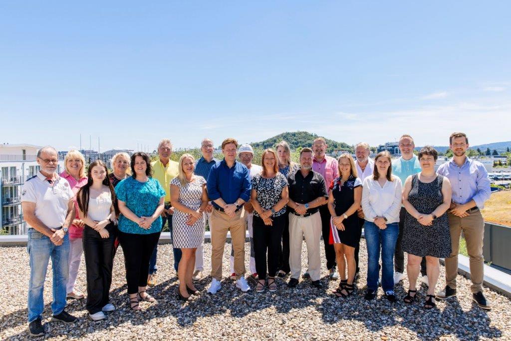Gruppenfoto des Teams der RS Hausverwaltung GmbH auf der Dachterrasse in Pforzheim